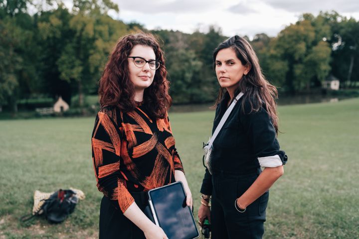 Intimacy coordinator Paloma Garcia Martens and Iris Brey on the set of "Split".  (CINETEVE)