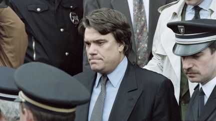 Bernard Tapie quitte le palais de justice de Valenciennes, le 21 mars 1995.&nbsp; (THOMAS COEX / AFP)