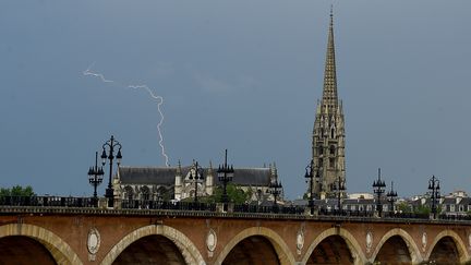 A Bordeaux, un éclair illumine le ciel, jeudi 3 juin 2018. (NICOLAS TUCAT / AFP)