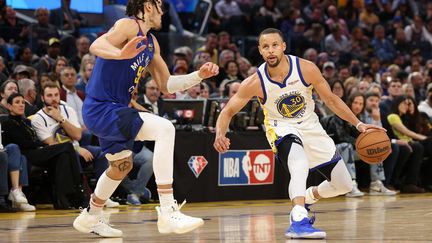 Stephen Curry (Golden State) a fait des misères aux joueurs de Denver lors du 2e match du 1er tour des play-offs NBA lundi 18 avril 2022. (EZRA SHAW / GETTY IMAGES NORTH AMERICA)