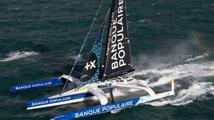 Le Maxi Banque Populaire XI, lors du départ de la Transat Jacques Vabre, le 29 octobre 2023. (MAXPPP)