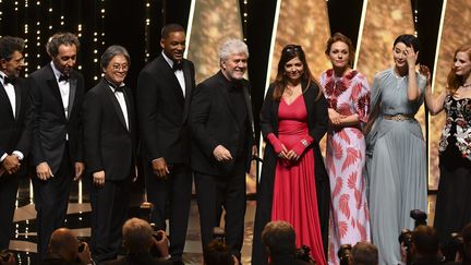 Pedro Almodóvar (au milieu), président du jury du festival, entouré des 8 autres membres. En partant de la gauche : le compositeur français Gabriel Yared, oscarisé pour la meilleure musique de film en 1997 avec "Le Patient Anglais", le réalisateur italien Paolo Sorrentino dont le film "La grande belleza" a remporté l'Oscar et le Golden Globe du meilleur film étranger en 2014, le réalisateur sud-coréen d'"Old Boy" Park Chan-wook, l'acteur américain Will Smith ("Je suis une légende", "Sept vies"), la réalisatrice et actrice française Agnès Jaoui, connue pour ses 6 Césars, la réalisatrice allemande Maren Ade, dont le "Toni Erdmann" a défrayé la chronique l'an dernier à Cannes, l'actrice et chanteuse chinoise Fan Bingbing, et enfin l'actrice américaine Jessicain Chastain ("Zero Dark Thirty").
 (Alberto Pizzoli / AFP)