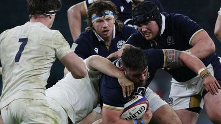 Le joueur écossais Rory Sutherland (au centre, avec le ballon),&nbsp;le 6 février 2022, lors du match contre l'Angleterre, au Tournoi des six nations. (ADRIAN DENNIS / AFP)