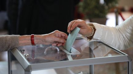 Une femme vote au Touquet (Pas-de-Calais), le 26 mai 2019. (LUDOVIC MARIN / AFP)