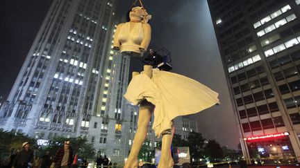 D&eacute;sassemblage de la statue de Marilyn Monroe install&eacute;e &agrave; Chicago (Illinois), le 7 mai 2012. (JIM YOUNG / REUTERS)