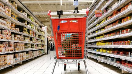 Le rayon d'un supermarché à Valence, dans la Drôme, le 19 juillet 2023. (NICOLAS GUYONNET / HANS LUCAS / AFP)