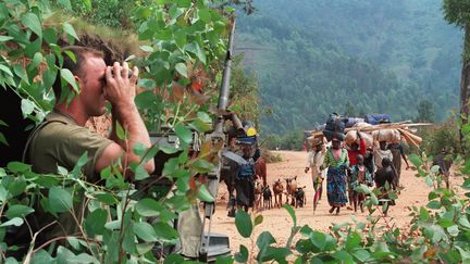 Un soldat fran&ccedil;ais dans le camp de r&eacute;fugi&eacute;s de Kivumu, dans l'ouest du Rwanda, le 12 juillet 1994, &agrave; l'&eacute;poque du g&eacute;nocide. (PASCAL GUYOT / AFP)