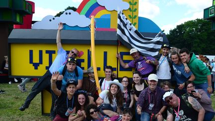 La photo devant l'installation des Vieilles Charrues, passage obligé à l'entrée du festival.
 (Anaïs Cherif / CultureBox)