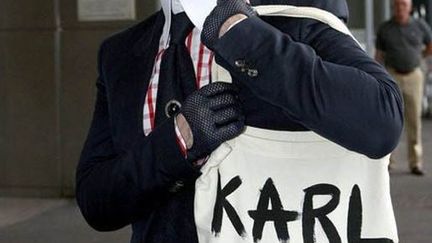 Le shopper bag brandé à la main "Karl Who" de Naco Paris
 (DR)