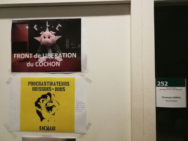 "Début décembre 2018, j'ai constaté sur sa porte une affiche du "front de libération du cochon"", rapporte&nbsp;Gabriel Bahous Beneddine. (DR)