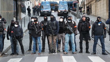 Des policiers en faction près de l'avenue des Champs-Elysées, à Paris, pour la manifestation des gilets jaunes le 8 décembre 2018. (ZAKARIA ABDELKAFI / AFP)