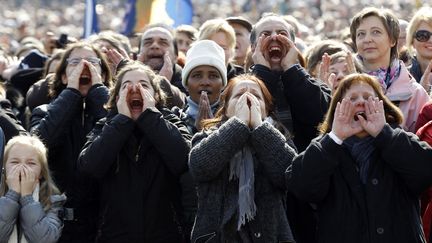 Des fid&egrave;les interpellent le pape Beno&icirc;t XVI lors de l'angelus sur la place Saint-Pierre de Rome, au Vatican, le 17 f&eacute;vrier 2013. (ALESSANDRO BIANCHI / REUTERS)