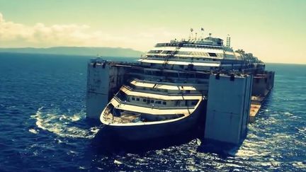 Capture d'&eacute;cran de la vid&eacute;o a&eacute;rienne du "Costa Concordia" post&eacute;e sur YouTube, mercredi 23 juillet 2014. (FRANCESCO MARINARI / YOUTUBE)