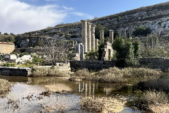 Site de la ville gréco-romaine de Cyrène (Shahhat) dans l'est de la Libye au lendemain des ravages provoqués par la tempête méditerranéenne "Daniel ", photo publiée sur le compte de Claudia Gazzini, analyste d'International Crisis Group, sur la plateforme X  le 17 septembre 2023 (AFP / UGC)