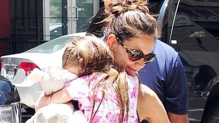 Katie Holmes et sa fille Suri &agrave; New York (Etats-Unis), le 5 juillet 2012. (SIPA )