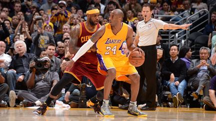 Duel au sommet entre Kobe Bryant et LeBron James (ANDREW D. BERNSTEIN / NBAE / GETTY IMAGES)