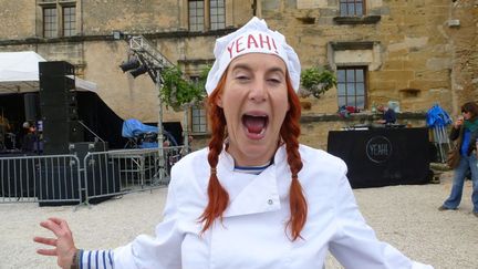 A taaaable ! Cette vieille amie de Laurent Garnier a fait broder sa toque de chef spécialement par une couturière. C'est elle qui mitonne de bons petits plats pour les artistes.
 (Laure Narlian / Culturebox)