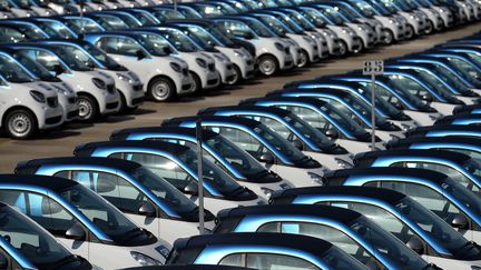 Des voitures de la marque Smart produites par l'usine de Hambach (Moselle), le 11 septembre 2015. (PATRICK HERTZOG / AFP)