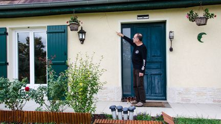 Didier Clairembeaud montre l'une des fissures de sa maison, le 3 octobre 2018 à Rully (Saône-et-Loire). (THOMAS BAÏETTO / FRANCEINFO)