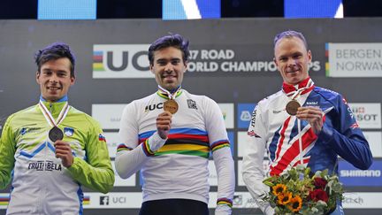 Tom Dumoulin, champion du monde 2017 de contre-la-montre, entouré de Primoz Roglic (à g.) et de Christopher Froome (à dr.). (YORICK JANSENS / BELGA MAG)