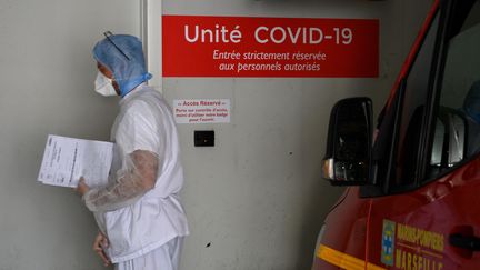 Un infirmier aux portes de l'unité Covid-19, à l'hôpital de la Timone, à Marseille (Bouches-du-Rhône). (CHRISTOPHE SIMON / AFP)