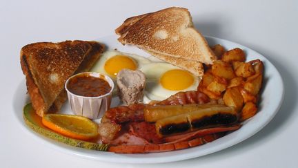 Un petit-déjeuner anglais typique : des œufs, du pain grillé, des pommes de terre, des saucisses et du bacon frit. (BEAUDOIN JEAN / MAXPPP)