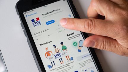 L'application StopCovid - Illustration (DAVID ADEMAS / MAXPPP)