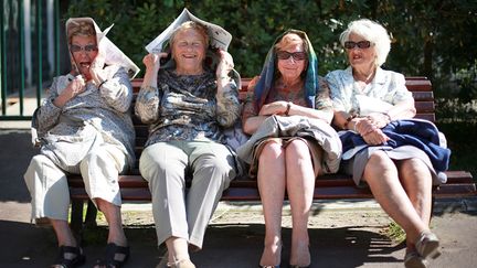 Des retrait&eacute;es sur un banc de la Croisette &agrave; Cannes (Alpes-Maritimes), le 12 mai 2014. (LOIC VENANCE / AFP)