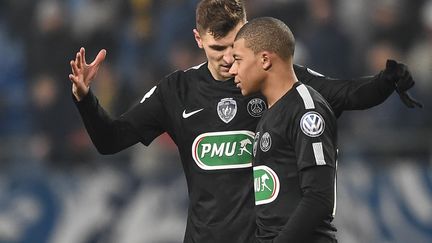 L'attaquant parisien Kylian Mbappé en discussion avec le défenseur Thomas Meunier (SEBASTIEN BOZON / AFP)