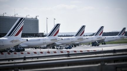 Des avions Air France parqués sur le Tarmac de l'aéroport Roissy-Charles de Gaulle, au nord de Paris. (STEPHANE DE SAKUTIN / AFP)