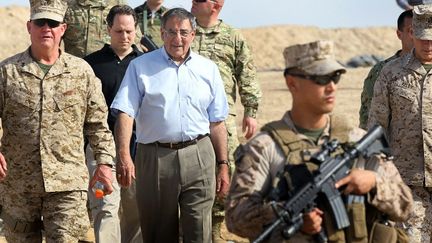 Leon Panetta, le secr&eacute;taire &agrave; la D&eacute;fense am&eacute;ricain, visite une base militaire en Afghanistan, le 14 mars 2012. (SCOTT OLSON / POOL)