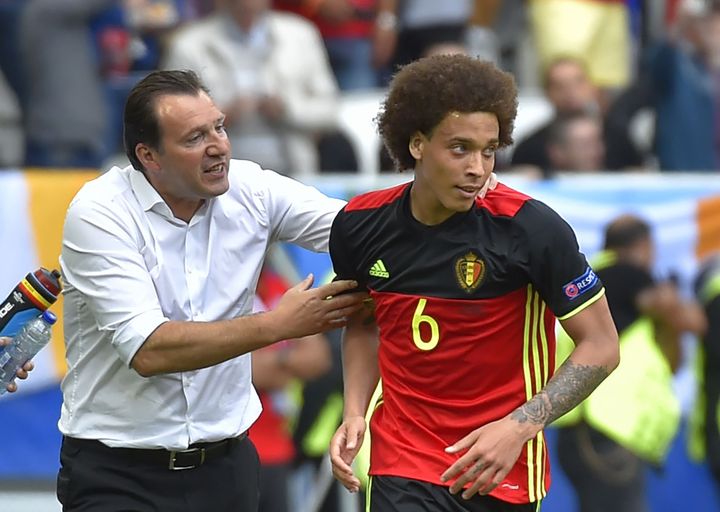 Le sélectionneur belge Marc Wilmots en compagnie du milieu de terrain Axel Witsel, lors du match contre l'Irlande, à Bordeaux (Gironde), le 18 juin 2016. (LOIC VENANCE / AFP)