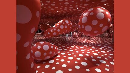 Yayoi Kusama, Dots Obsession, Infinity Mirrored Room, 1998
 (Centre Pompidou, P. Migeat, Paris, 2011)