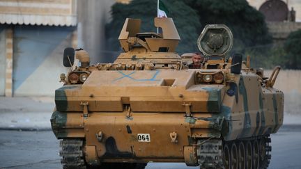 Un combattant soutenu par la Turquie dans la ville de Ayn Al-Arus, près de Tal Abyad, vendredi 18 octobre 2019. (BAKR ALKASEM / AFP)