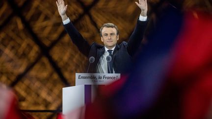 Emmanuel Macron lève les bras le soir du 7 mai, devant la pyramide du Louvre, à Paris, après sa victoire à la présidentielle. (MICHAEL KAPPELER / DPA)
