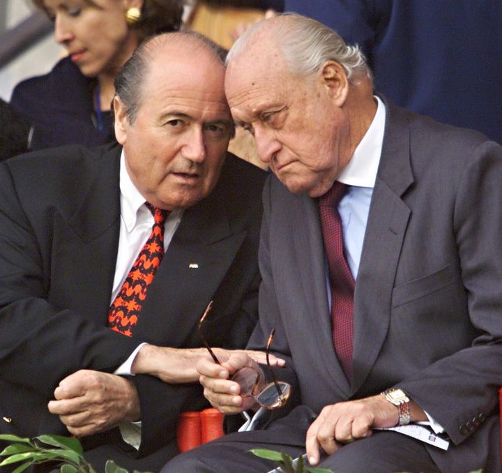 Joseph Blatter et son pr&eacute;d&eacute;cesseur &agrave; la t&ecirc;te de la Fifa, Jo&atilde;o Havelange, le 15 juin 1998 lors de la Coupe du monde de football, &agrave; Paris. (PEDRO UGARTE / AFP)