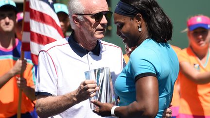 Raymonde Moore, directeur du tournoi d'Indian Wells, au moment de remettre à Serena Williams le trophée de deuxième d'Indian Wells.  (ROBYN BECK / AFP)