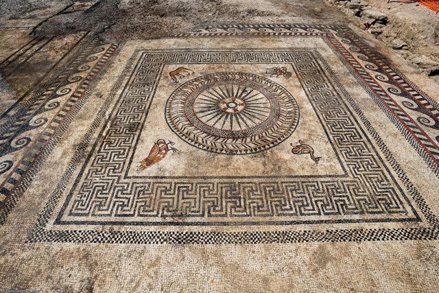 L'un des deux panneaux centraux de la mosaïque antique, découverte par une équipe de l'Inrap à Uzès (Gard)
 (Denis Gliksman - Inrap)