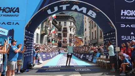 Vincent Bouillard sur la ligne d'arrivée de l'UTMB, le 31 août 2024, à Chamonix. (EMMANUEL DUNAND / AFP)