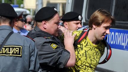 Un supporter des Pussy Riot interpellé à Moscou vendredi 17 août 2012.
 (Andrey Smirnov / AFP)