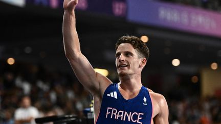 Le Français Clément Ducos, après la finale olympique du 400 m haies, le 9 août 2024 au Stade de France. (JEWEL SAMAD / AFP)