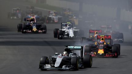 Lewis Hamilton devant la meute au départ du GP du Mexique (YURI CORTEZ / AFP)