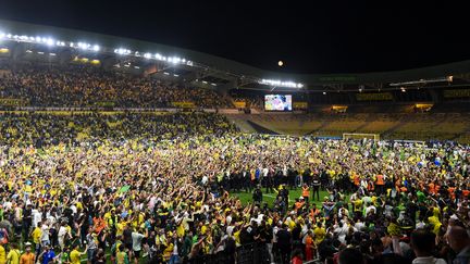 Le public nantais célèbre le maintien des Canaris en Ligue 1 après leur victoire contre Angers lors de la 38e et dernière journée au stade de la Beaujoire, le 3 juin 2023. (SEBASTIEN SALOM-GOMIS / AFP)