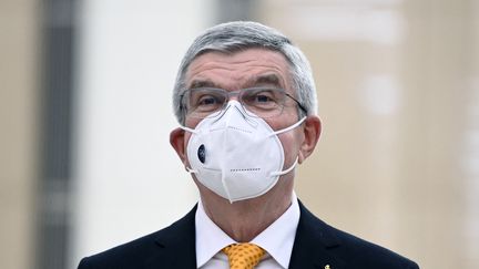 La visite du président du CIO Thomas Bach à Tokyo, ici le 16 novembre 2020, a été repoussée.&nbsp; (CHARLY TRIBALLEAU / AFP)