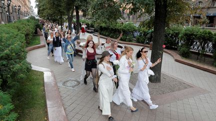 Menés par des femmes, des cortèges pacifiques ont parcouru Minsk, le 13 août 2020. (VASILY FEDOSENKO / REUTERS)