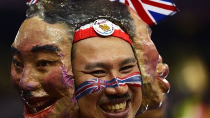 Ce supporter tha&iuml;landais a choisi un d&eacute;guisement d'assez mauvais go&ucirc;t pour assister aux Jeux paralympiques de Londres (Royaume-Uni), le 6 septembre 2012. (ADRIAN DENNIS / AFP)