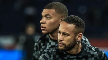 Kylian Mbappé et Neymar ne se sont pas délivré une seule passe décisive depuis le début de la saison. (CHRISTOPHE PETIT TESSON / EPA)