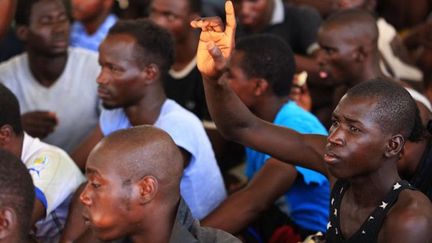 Des migrants à Tripoli après leur interpellation par les garde-côtes libyens.  (Mahmud Turkia/AFP (juillet 2017))