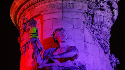 Un gilet jaune a été attaché sur la statue de la place de la République à Paris, le 8 décembre 2018.&nbsp; (LAURE BOYER / HANS LUCAS / AFP)