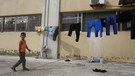 Des familles qui ont quitté le sud du Liban ont trouvé refuge dans cette école de Tyr, le 19 octobre 2023. (MAHMOUD ZAYYAT / AFP)